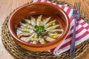 scodella con acciughe marinate
