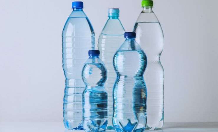 acqua in bottiglie di plastica