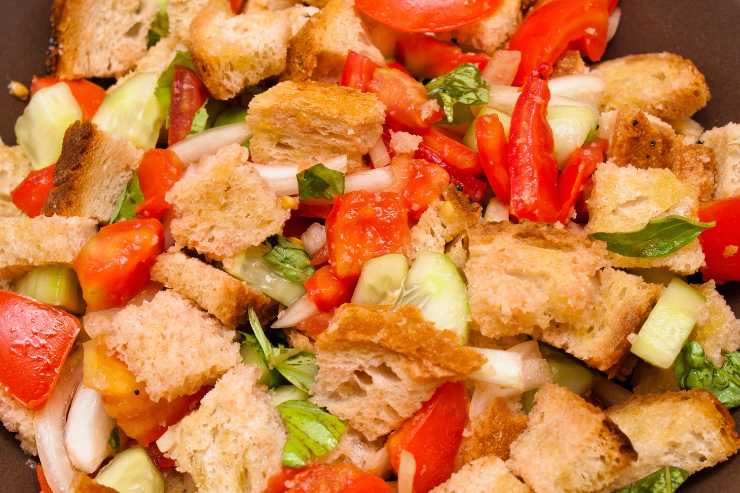 acquasale con pane raffermo, pomodori e cetrioli
