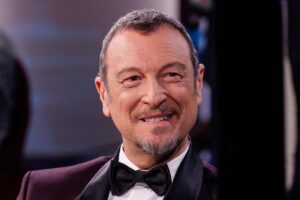 amadeus in primo piano sorridente