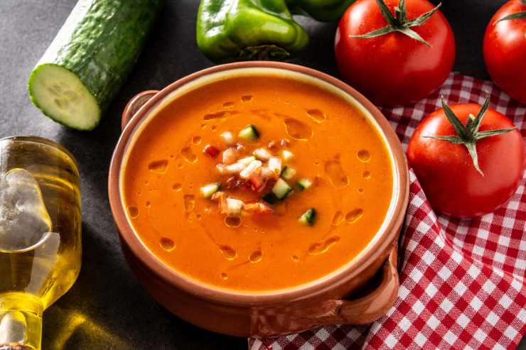 gazpacho in un tegame di terracotta