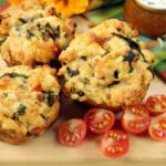 Muffin salati sparsi con pomodorini