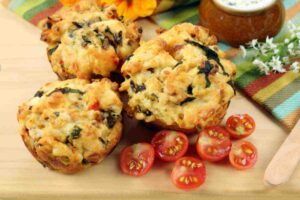 Muffin salati sparsi con pomodorini