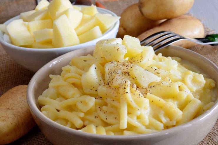 piatto di pasta patate e provola