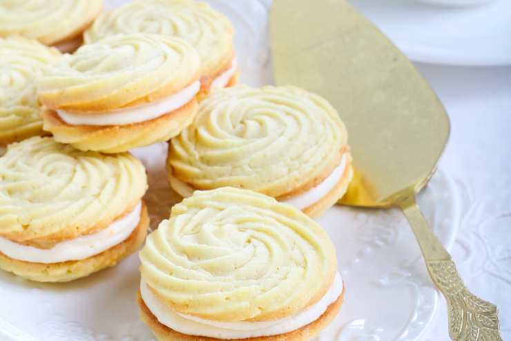 biscotti farciti con la crema