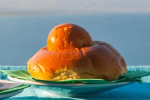 Brioche col tuppo con il mare come sfondo