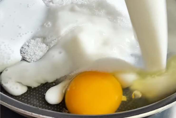 padella con uovo, latte e farina