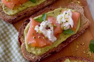 bruschetta farcita su tagliere