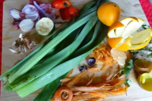 bucce di frutta e verdura sul tavolo