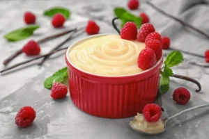 Budino alla vaniglia con lamponi