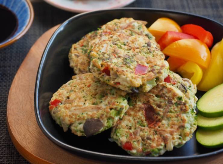 burger di verdure in un piatto con accanto altre verdure