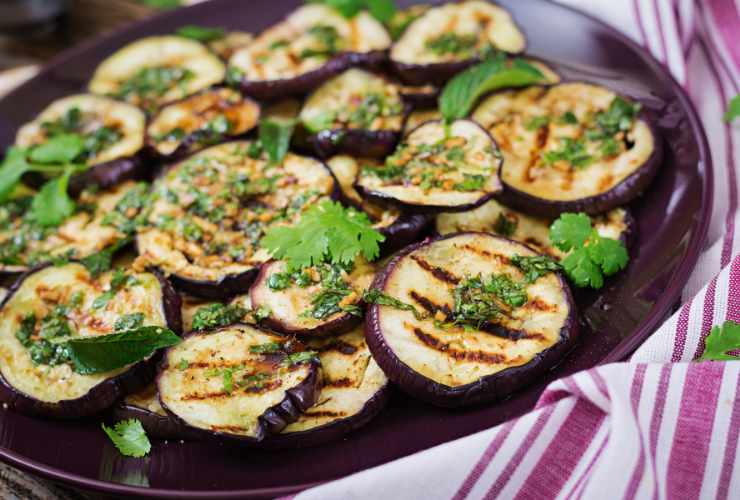 melanzane grigliate in un piatto