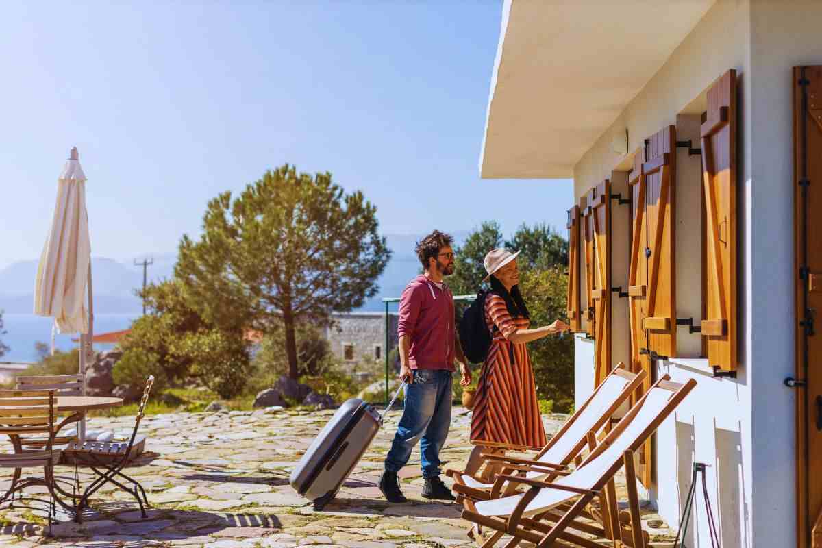 due ragazzi entrano in una casa