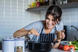 donna che cucina