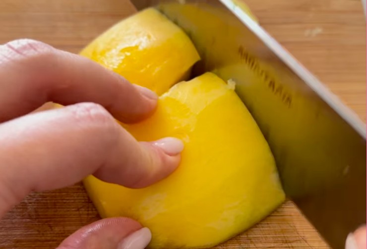 mango tagliato a pezzettini