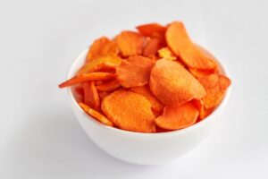 Chips di carote in una ciotola