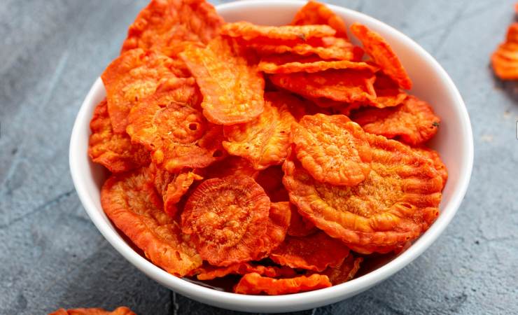 Chips di carote al forno in una ciotola