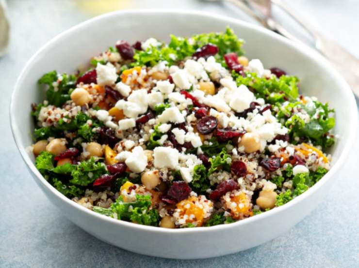 insalata con quinoa ceci verdure e formaggio