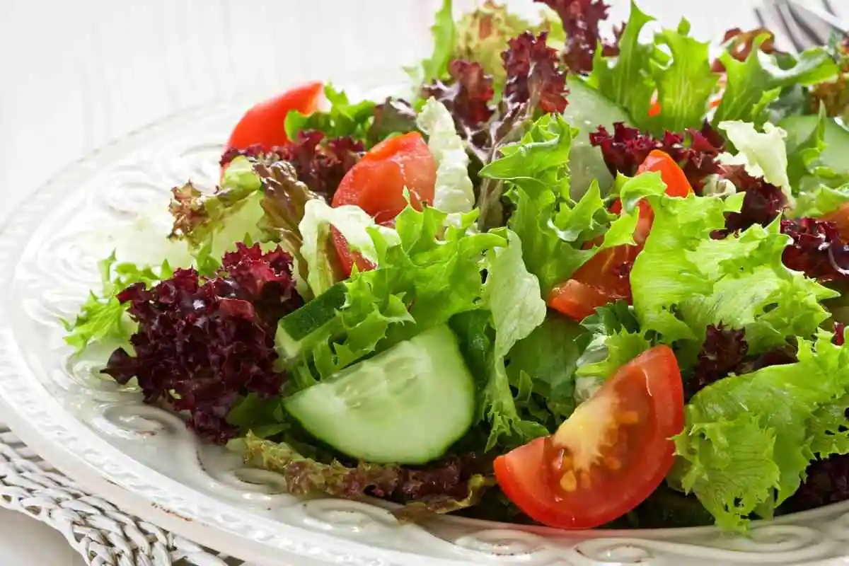 Insalata mista in un piatto