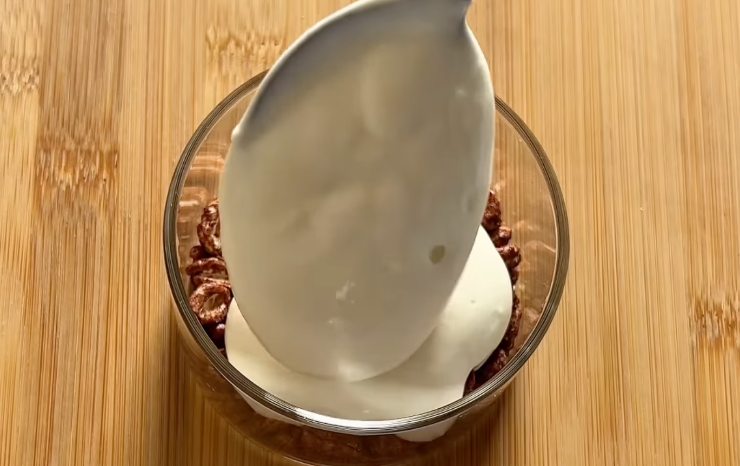 bicchiere con farro soffiato e yogurt