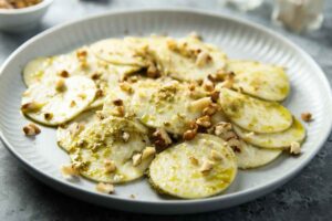 piatto di zucchine marinate con noci