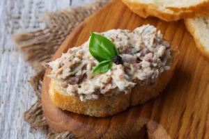 Insalata tonno, capperi, basilico sul pane