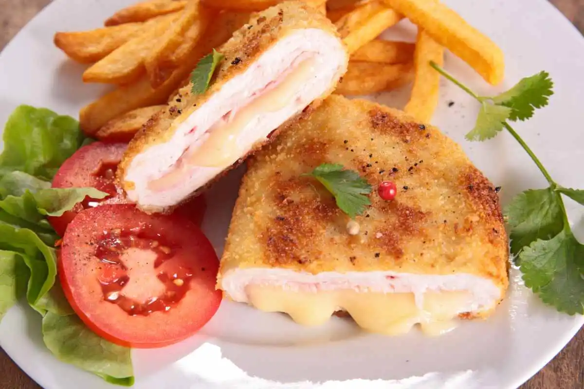 Cordon bleu tagliato con pomodorini