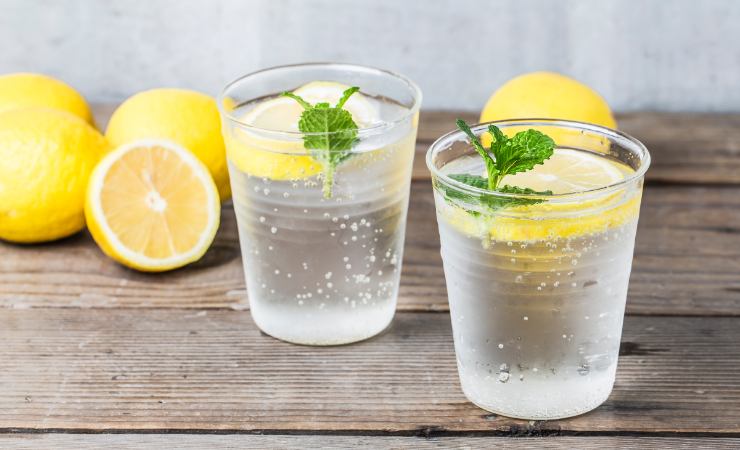 bicchieri di limonata frizzante