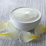 ciotola con la crema allo yogurt e petali