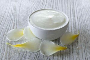ciotola con la crema allo yogurt e petali