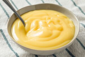 Crema pasticcera nella ciotola