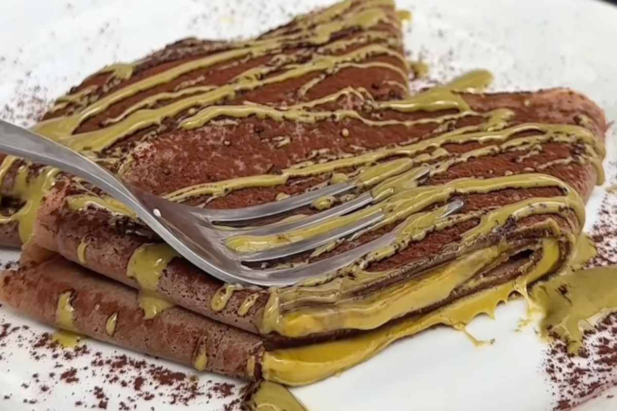 piatto con crepes al cacao
