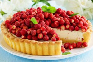 crostata con crema in un vassoio