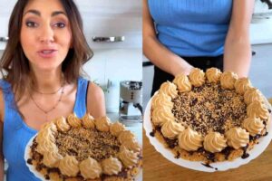 una ragazza con un dolce tra le mani