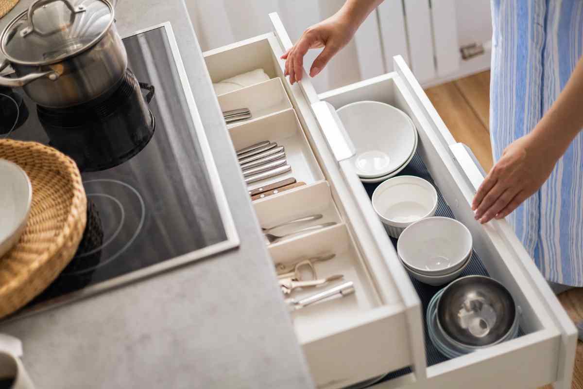 Cassetti cucina con piatti e posate