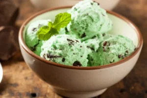coppa con dentro gelato alla menta e cioccolato