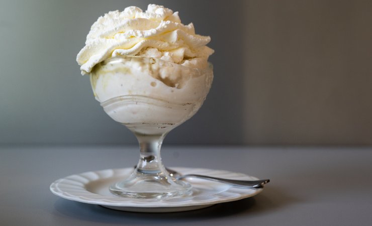 granita alla mandorla con panna