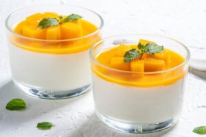 Panna cotta nei bicchieri con pesche