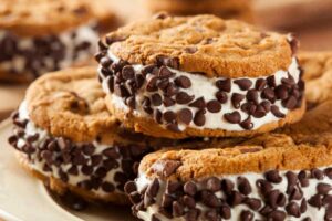 biscotti ripieni di gelato e gocce di cioccolato