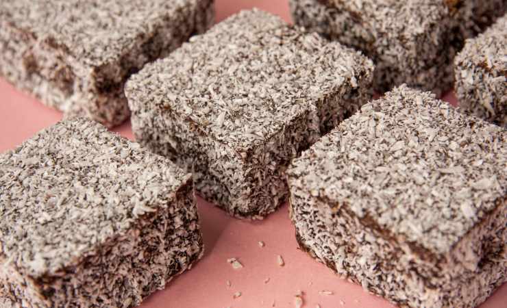 Dolcetti quadrati con strato di cioccolato e granella di cocco