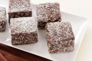 Dolcetti quadrati ricoperti da cioccolato e cocco