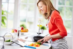donna che cucina con grembiule