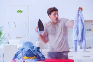 ragazzo che stira e si lamenta