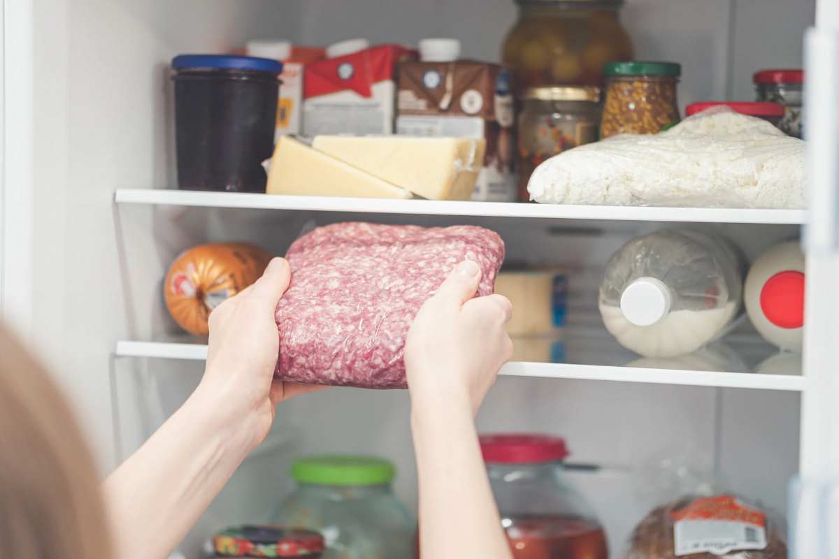 Donna che mettere carne nel frigorifero