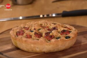 Focaccia barese su un tagliare