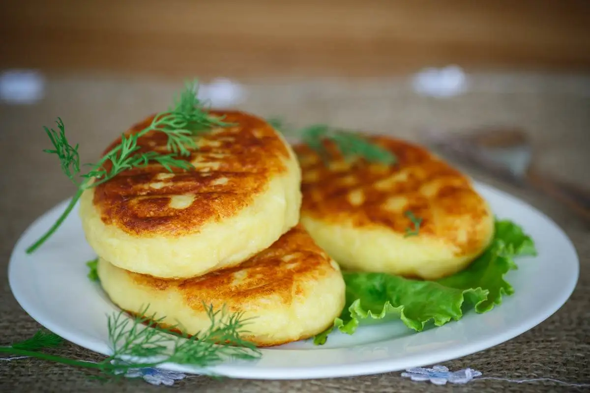 focaccine di patate in un piatto