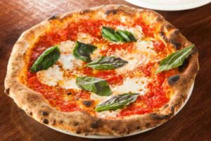 pizza con pomodoro mozzarella e basilico