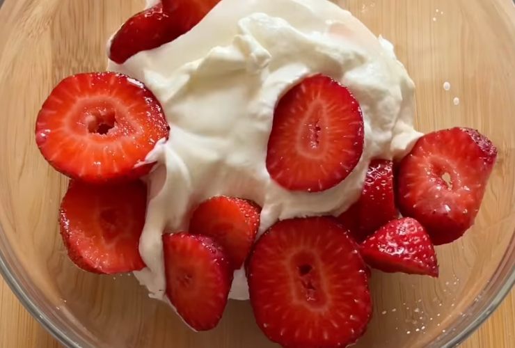 yogurt greco con fragole fresche tagliate in una ciotola