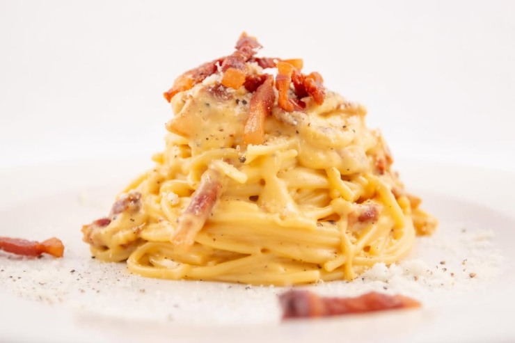 carbonara in un piatto