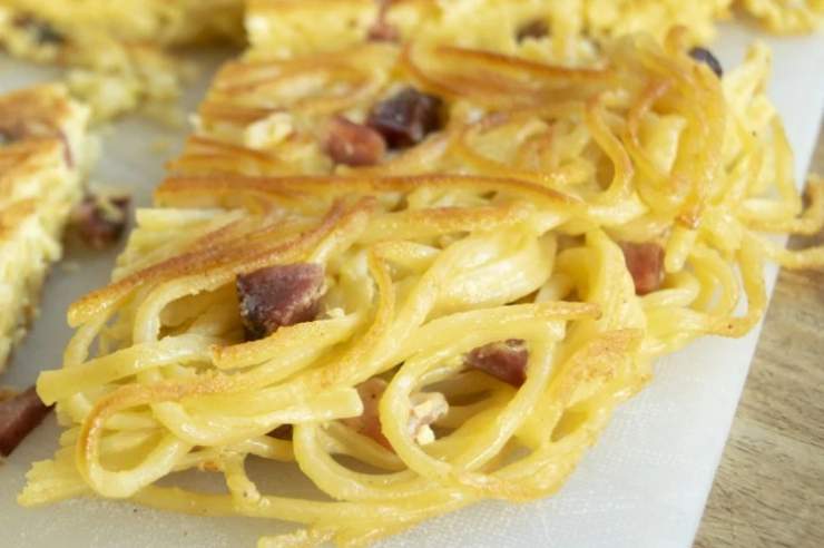 Porzione frittata di spaghetti